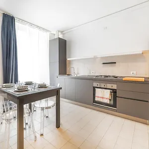 https://roomy-apartment-x6-close-to-subway.it-lombardy.com
